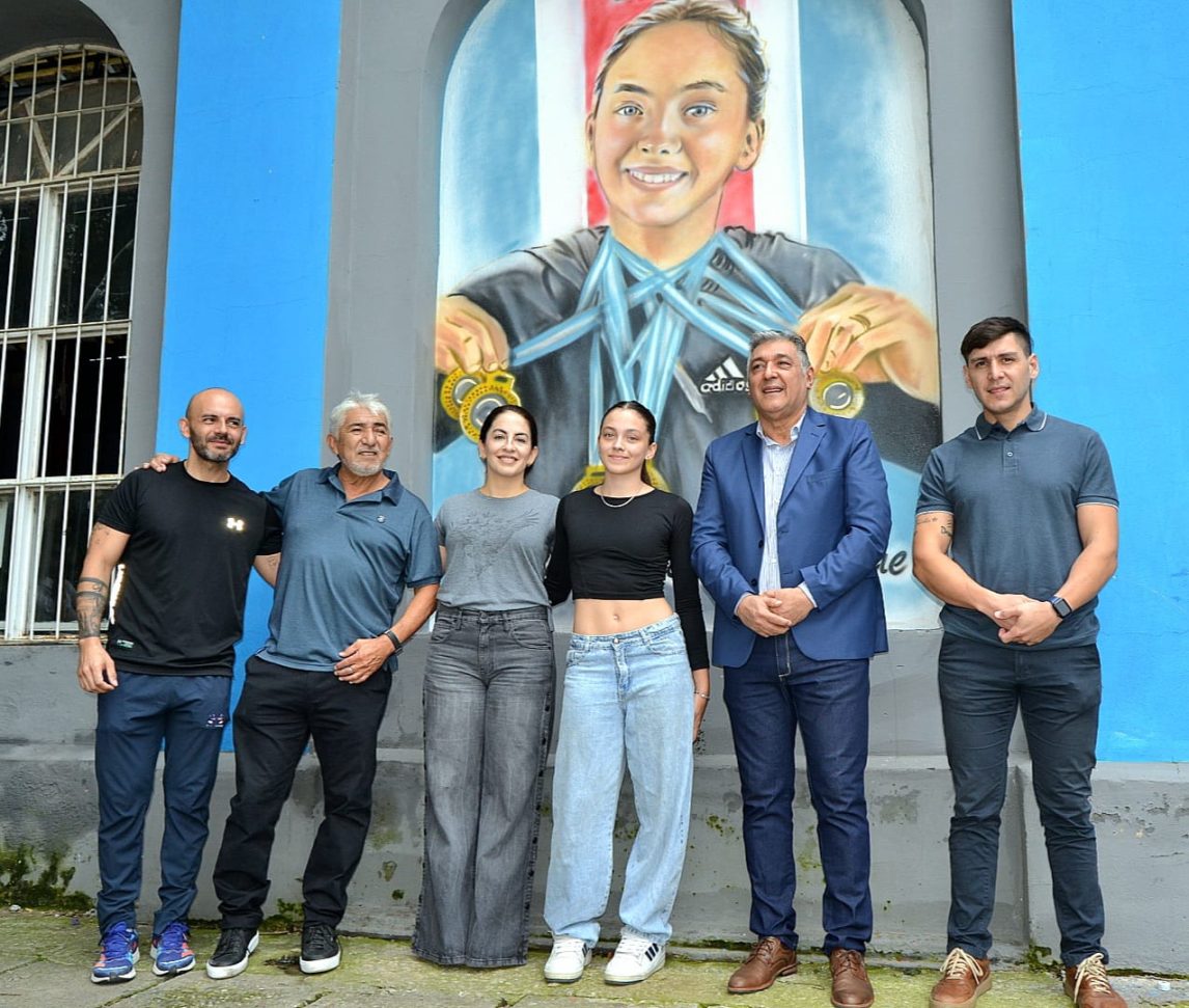 Distinguen con un mural a la atleta bandeña María Antonella Domergue y a las mujeres deportistas