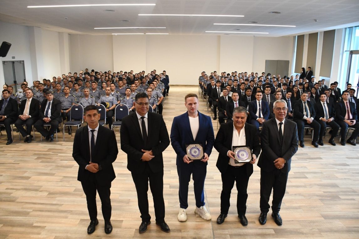 El Dr. Chris Meniw disertó sobre Inteligencia Artificial en la Jefatura de Policía