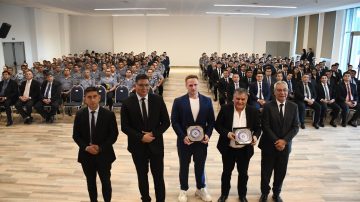 El Dr. Chris Meniw disertó sobre Inteligencia Artificial en la Jefatura de Policía