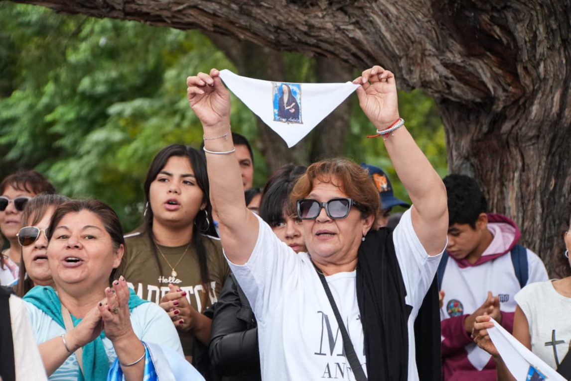 “Mientras Dios me dé vida voy a seguir viniendo”: la fe de los devotos de Mama Antula