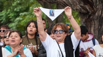 “Mientras Dios me dé vida voy a seguir viniendo”: la fe de los devotos de Mama Antula