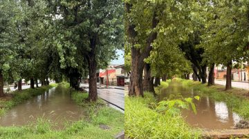 Desbordó la acequia de Avenida Aguirre y piden precaución al circular por la zona