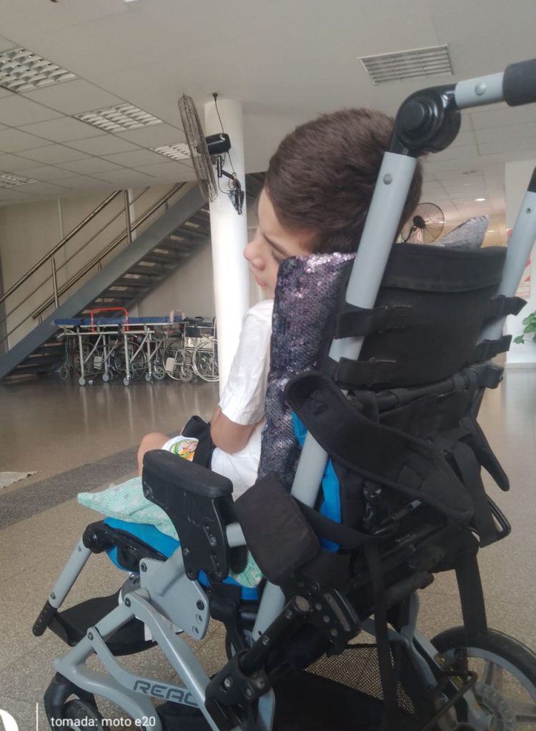 Desesperado pedido: buscan una silla postural que se perdió en plena calle