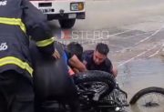 Un policía cayó con su moto en un pozo lleno de agua y sin señalizar: trabajaron casi 4 horas para retirar el vehículo