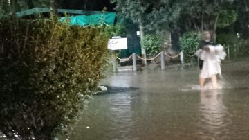 Las Termas: familias fueron trasladadas al exhospital ante el desborde del río