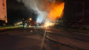 Un camión se incendió en plena marcha por la Ruta 9 y perdió toda la carga