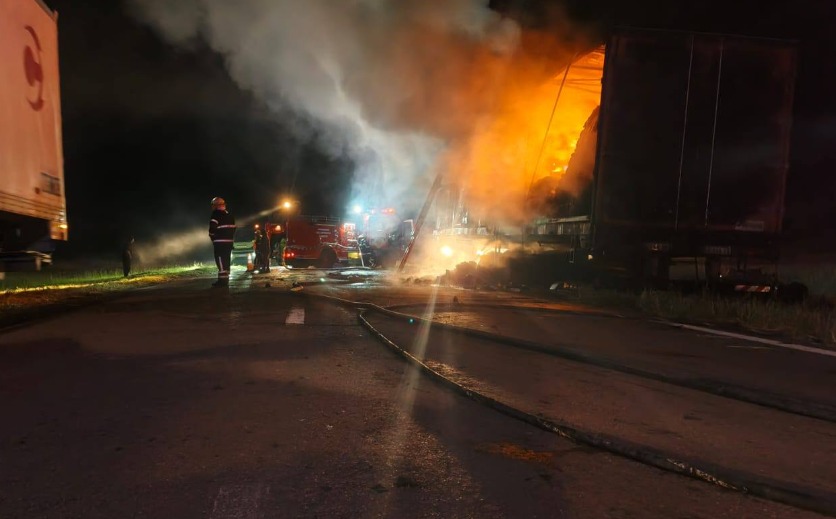 Un camión se incendió en plena marcha por la Ruta 9 y perdió toda la carga