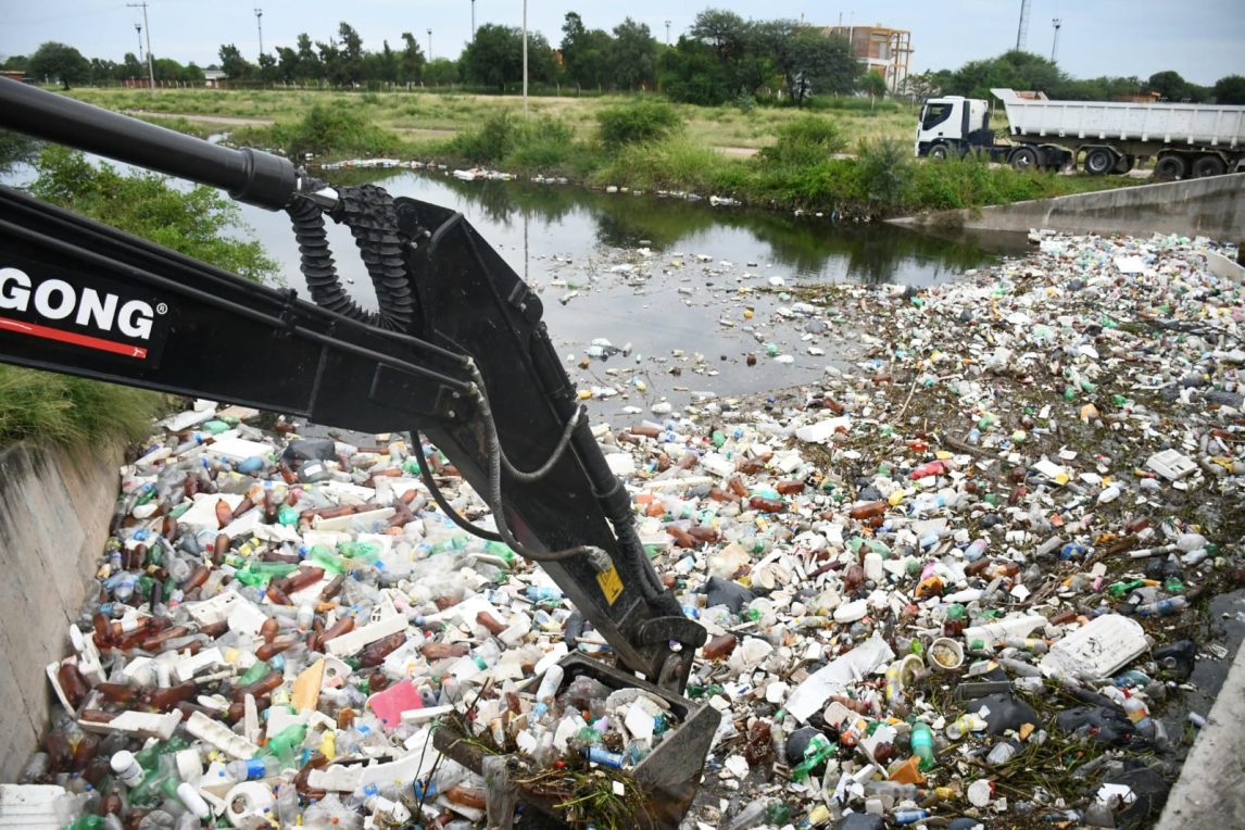 Retiran varias toneladas de residuos desde el Desagüe Principal Sur
