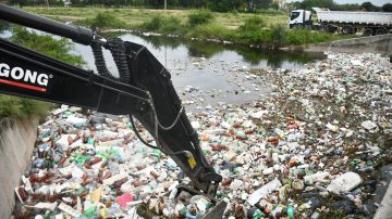 Retiran varias toneladas de residuos desde el Desagüe Principal Sur