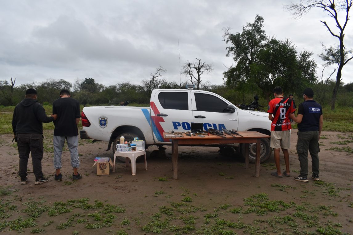 Robo a escuela rural terminó en operativo con detenidos y armas de fuego incautadas