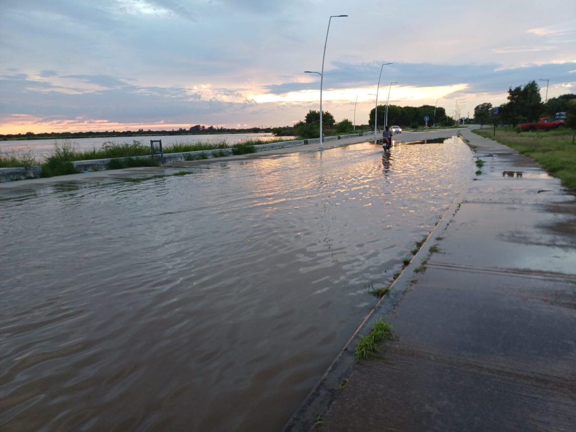 El agua está a centímetros de desbordar a la altura del B° Lomas del Golf sobre la costanera Maradona