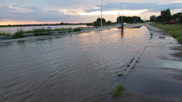 El agua está a centímetros de desbordar a la altura del B° Lomas del Golf sobre la costanera Maradona