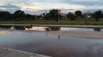 Por la crecida, colapsan los desagües pluviales y se inunda la Costanera Diego Maradona