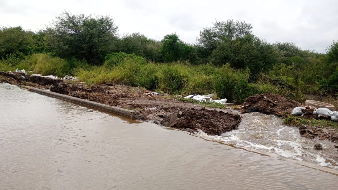 Maco: vecinos resisten en sus viviendas y rompen el cordón cuneta para desviar el agua