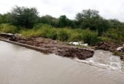 Maco: vecinos resisten en sus viviendas y rompen el cordón cuneta para desviar el agua