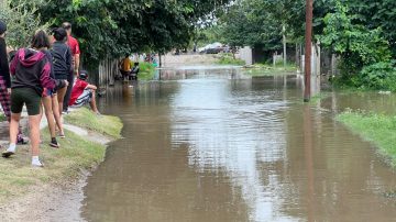 Crecida del río Dulce: vecinos y organizaciones impulsan una red solidaria para asistir a familias afectadas