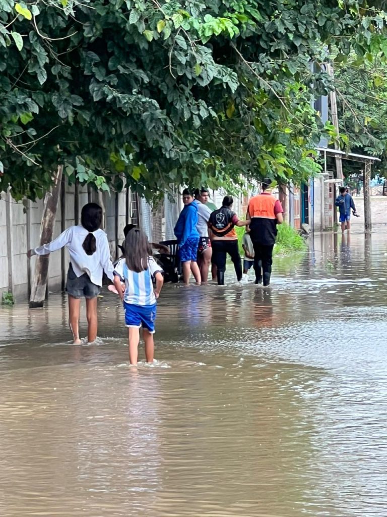 Vecinos del barrio Salta Prolongación se autoevacúan por el avance del río Dulce
