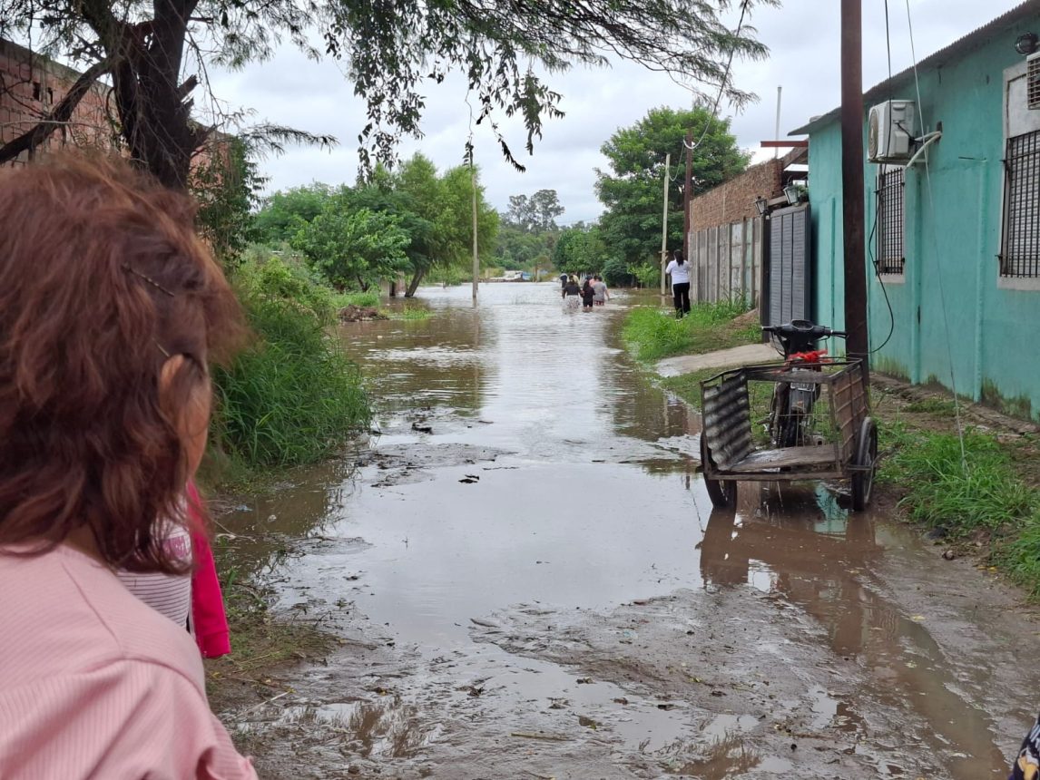 Vecinos organizan colecta solidaria para asistir a familias evacuadas por el desborde del río Dulce