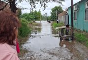 Vecinos organizan colecta solidaria para asistir a familias evacuadas por el desborde del río Dulce