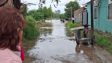 Vecinos organizan colecta solidaria para asistir a familias evacuadas por el desborde del río Dulce