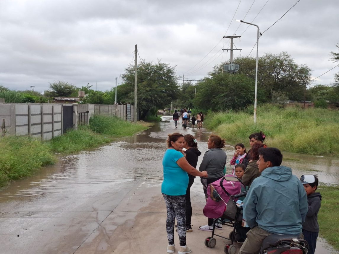 “El agua ya entra a las casas”: vecinos de La Bajada se preparan ante el avance del río Dulce