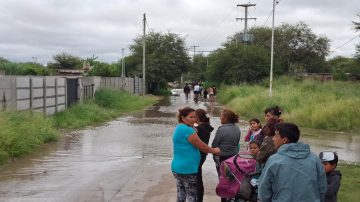 “El agua ya entra a las casas”: vecinos de La Bajada se preparan ante el avance del río Dulce