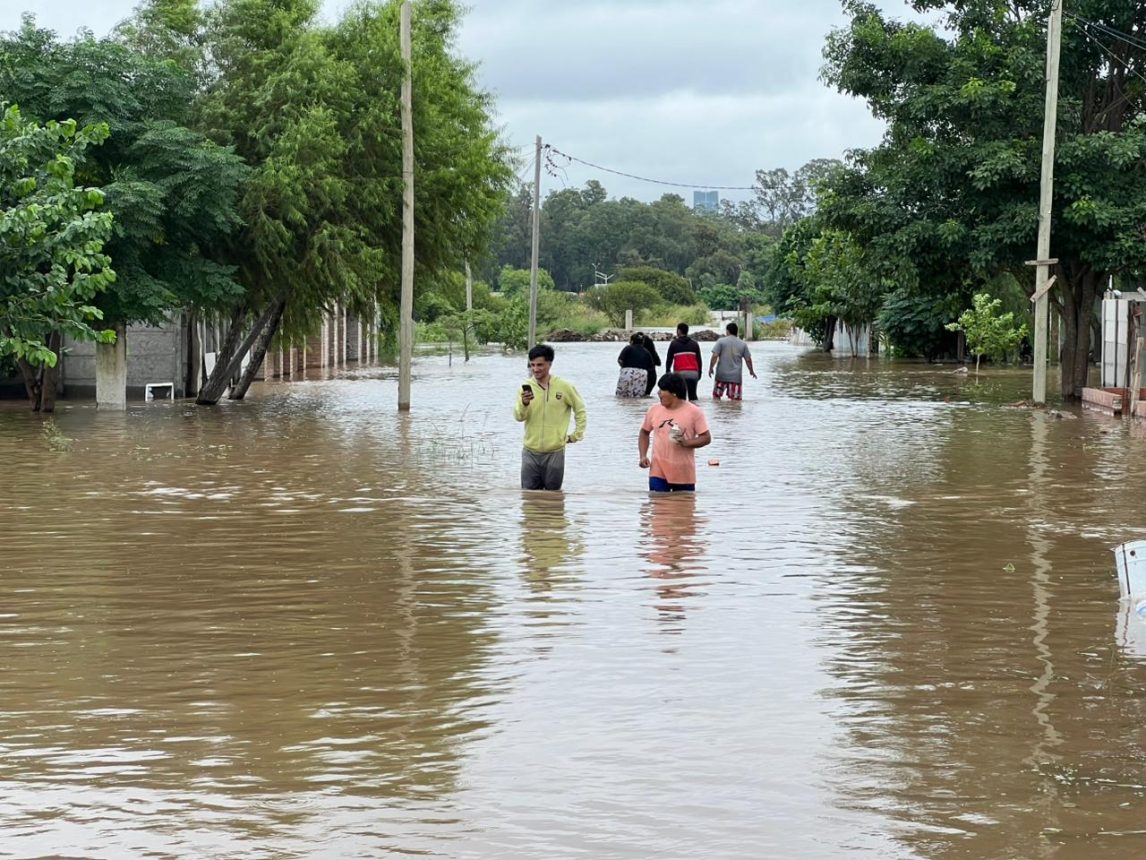 Con el agua hasta la cintura evacúan a algunas familias en Rubia Moreno