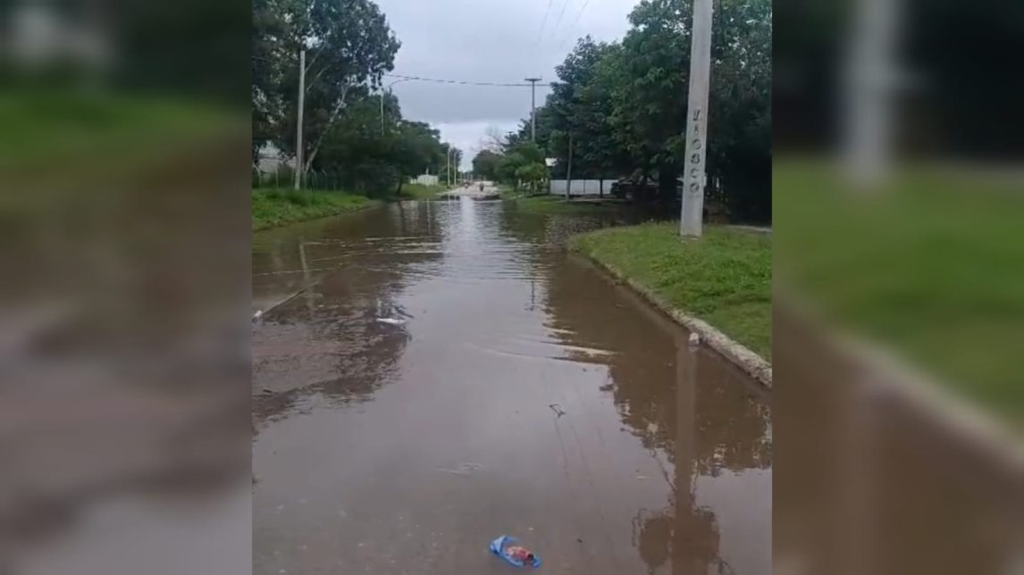 Preocupación en los vecinos del barrio Primero de Mayo: el agua avanza sobre sus calles
