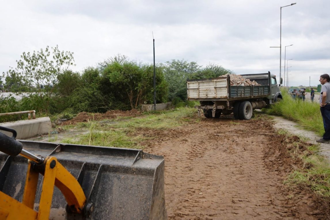 Operativo municipal para frenar el avance del Río Dulce en La Banda