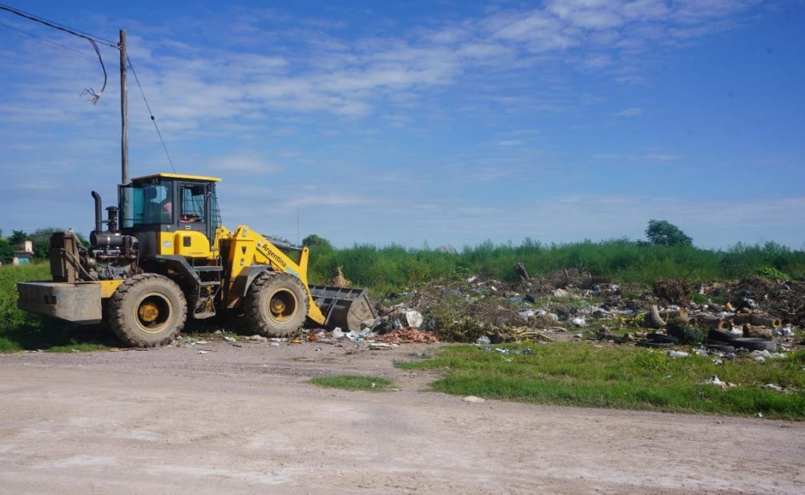 Realizan trabajos de nivelación, perfilado y limpieza en el B° Constitución