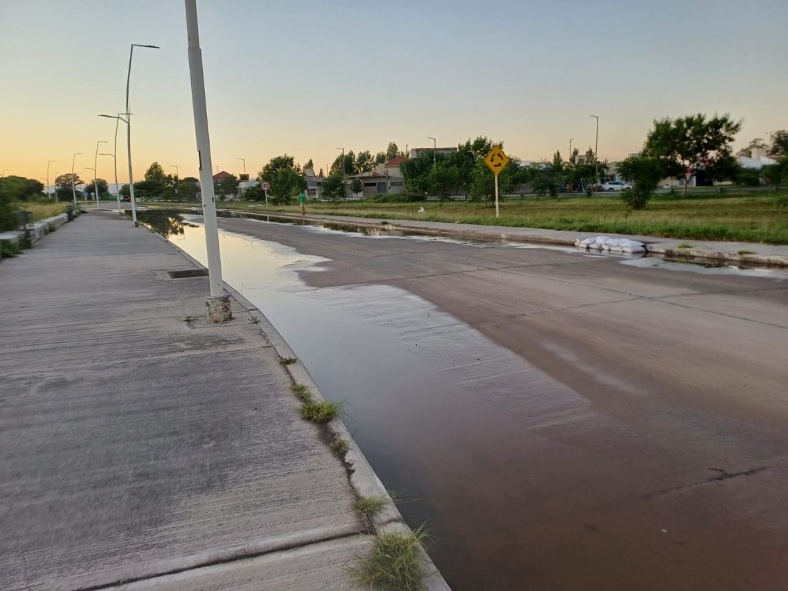 Notable baja del agua en la Costanera Norte Maradona, Lomas del Golf y ya se ven las veredas