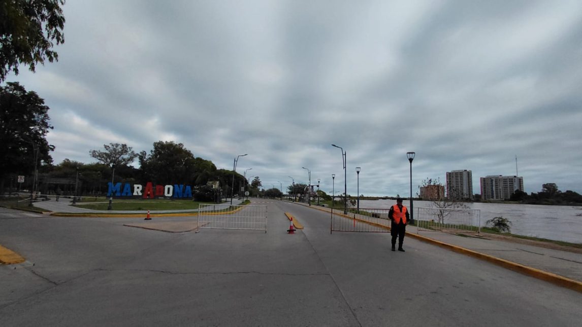 VIDEO. Siguen algunos cortes de tránsito en la ciudad de Santiago del Estero por la crecida del río Dulce