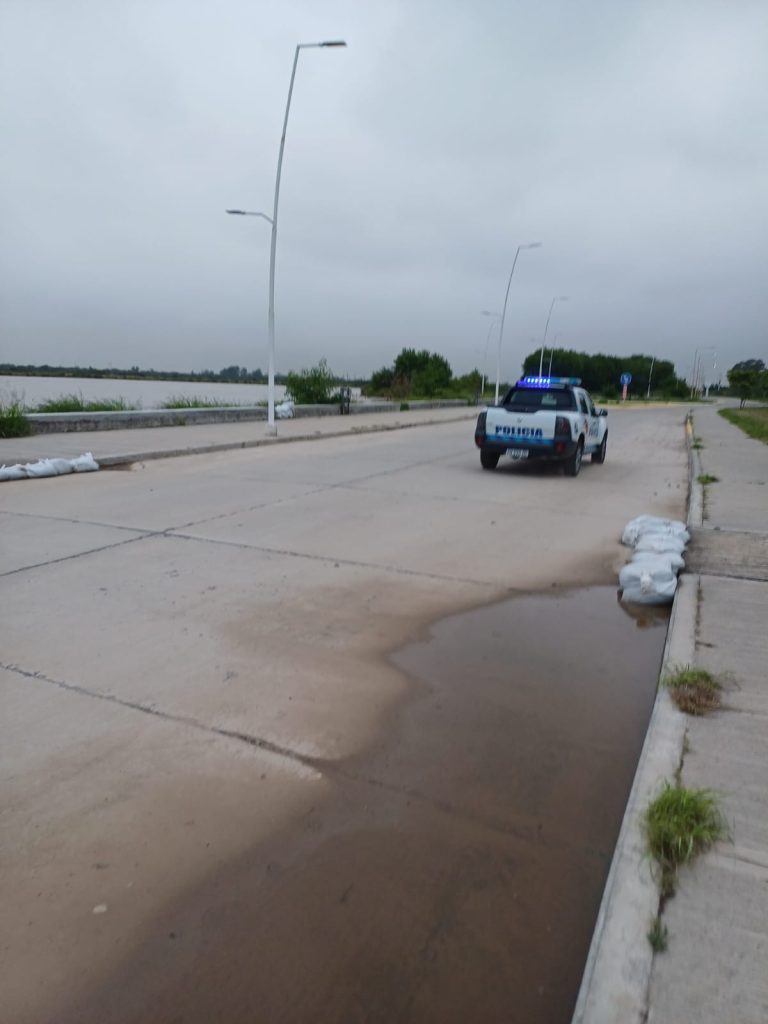 CRECIDA HISTÓRICA DEL RÍO DULCE: liberan parcialmente el tránsito en la Av. Costanera Norte Maradona
