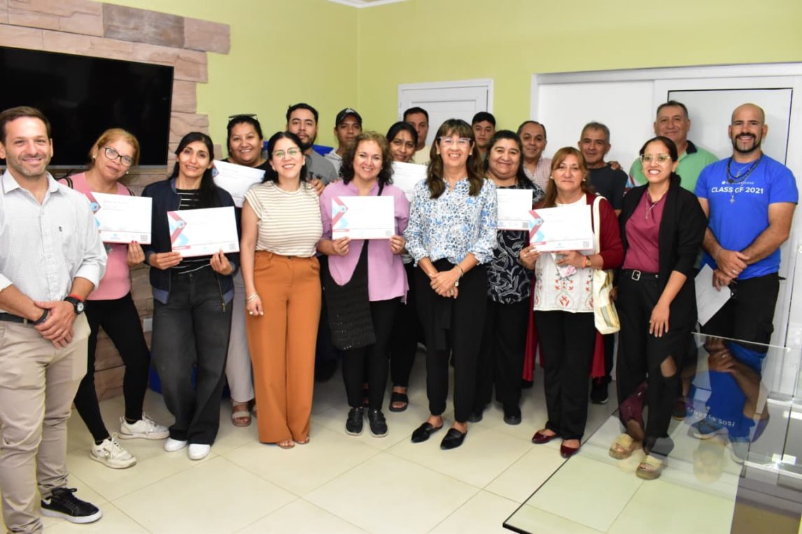 Fernández: Entregan certificados de capacitación y proyectan nuevas ofertas educativas para el 2026