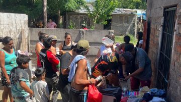 Perdió todo por la crecida del río y la cadetería en la que trabaja organizó una colecta y olla popular