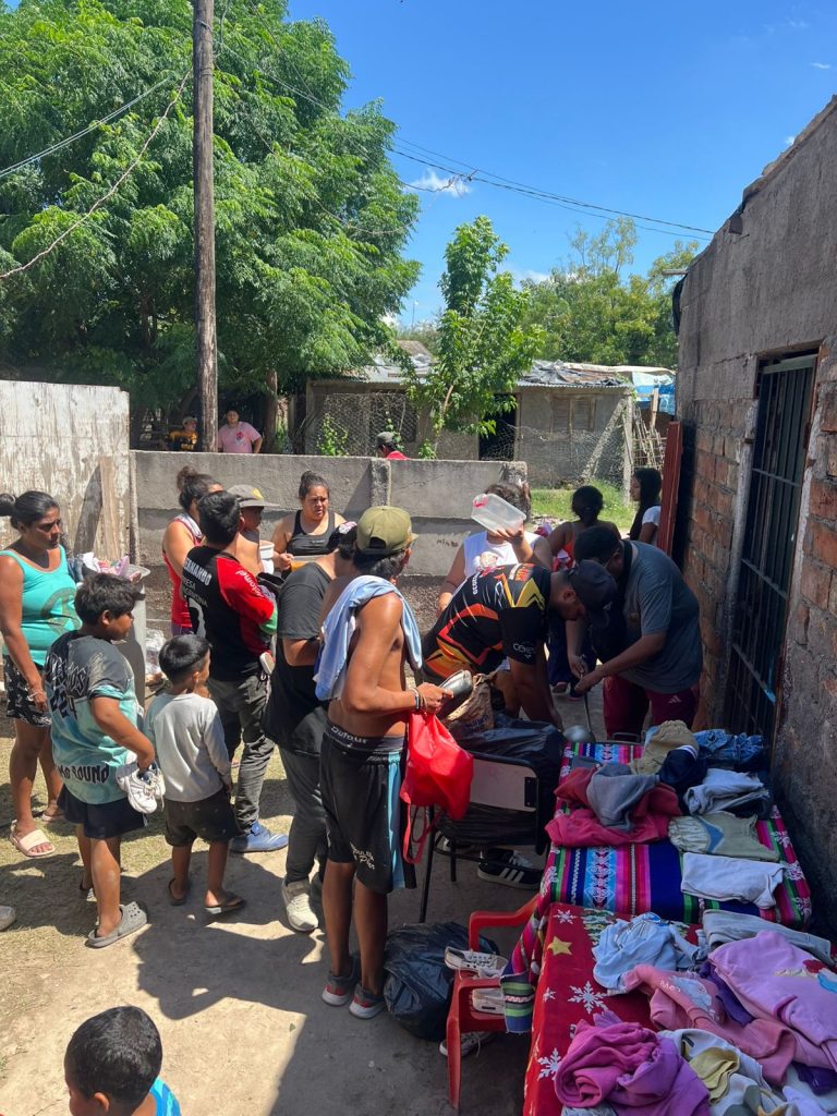 Perdió todo por la crecida del río y la cadetería en la que trabaja organizó una colecta y olla popular
