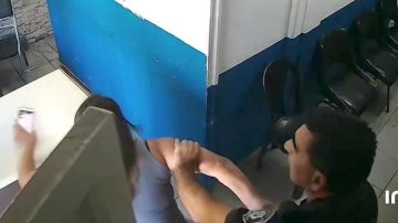 Policía fue desafectado solo tres meses, luego de golpear a una mujer que fue a hacer una denuncia
