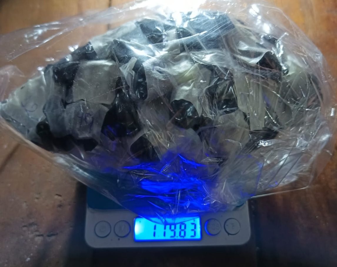 Allanan la casa de una mujer por robo y encuentran cocaína y marihuana: también capturaron a su “socio”