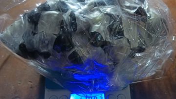 Allanan la casa de una mujer por robo y encuentran cocaína y marihuana: también capturaron a su “socio”