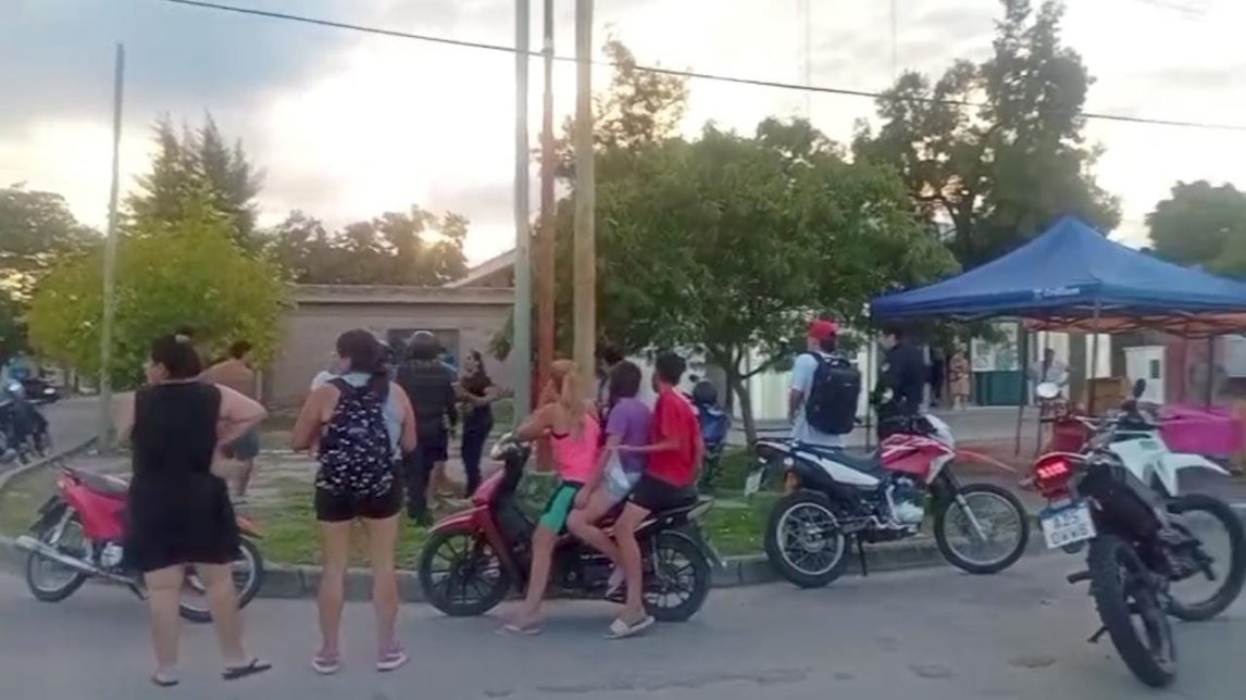 B° Ejército Argentino: mujeres protagonizaron una pelea por los puestos de venta callejera
