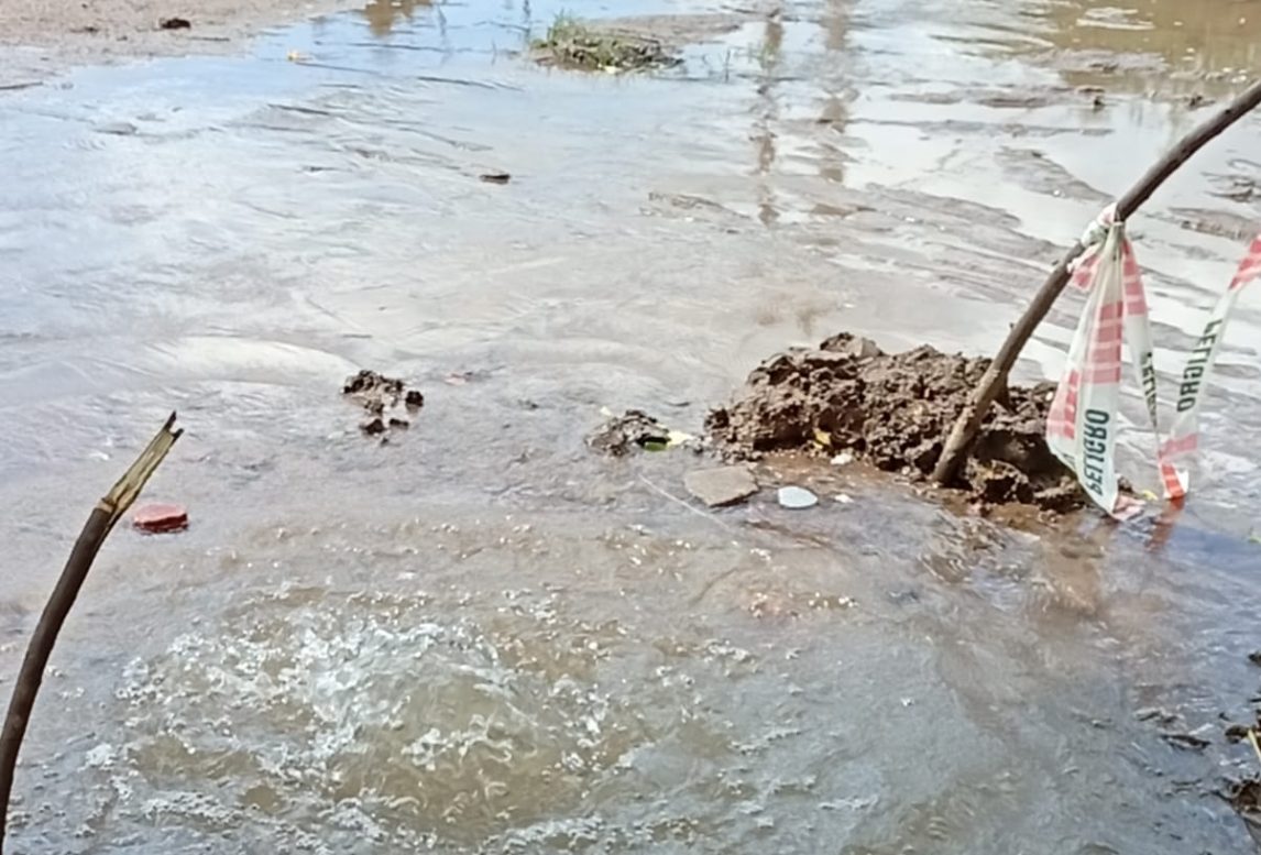 Vecinos denuncian una importante pérdida de agua por un caño roto y falta de respuestas