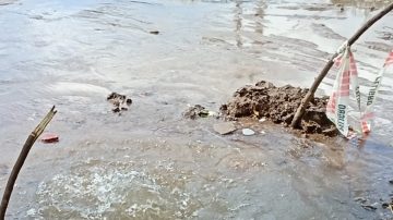 Vecinos denuncian una importante pérdida de agua por un caño roto y falta de respuestas