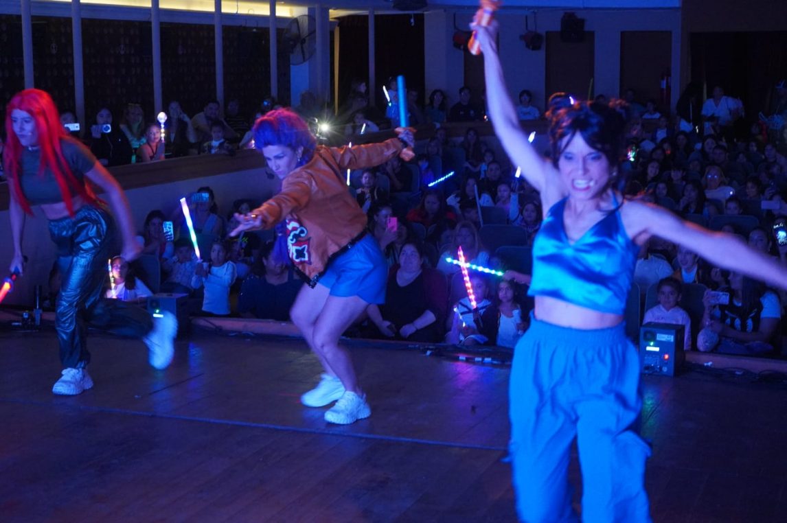 El espectáculo “Gladiadoras K-Pop: Golden Power” se presentó a sala llena en el Cine Teatro Renzi