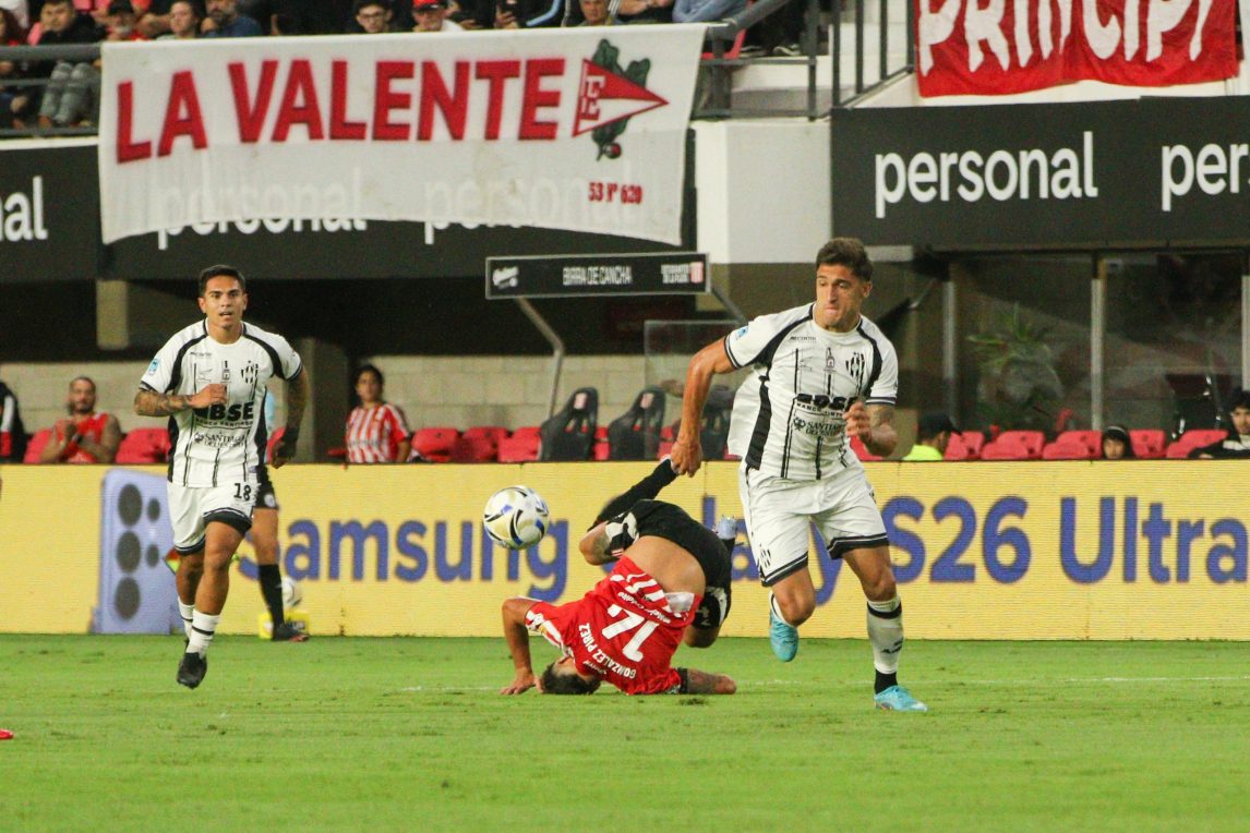 EN VIVO: de tiro libre Estudiantes se pone al frente 1 a 0 sobre Central Córdoba