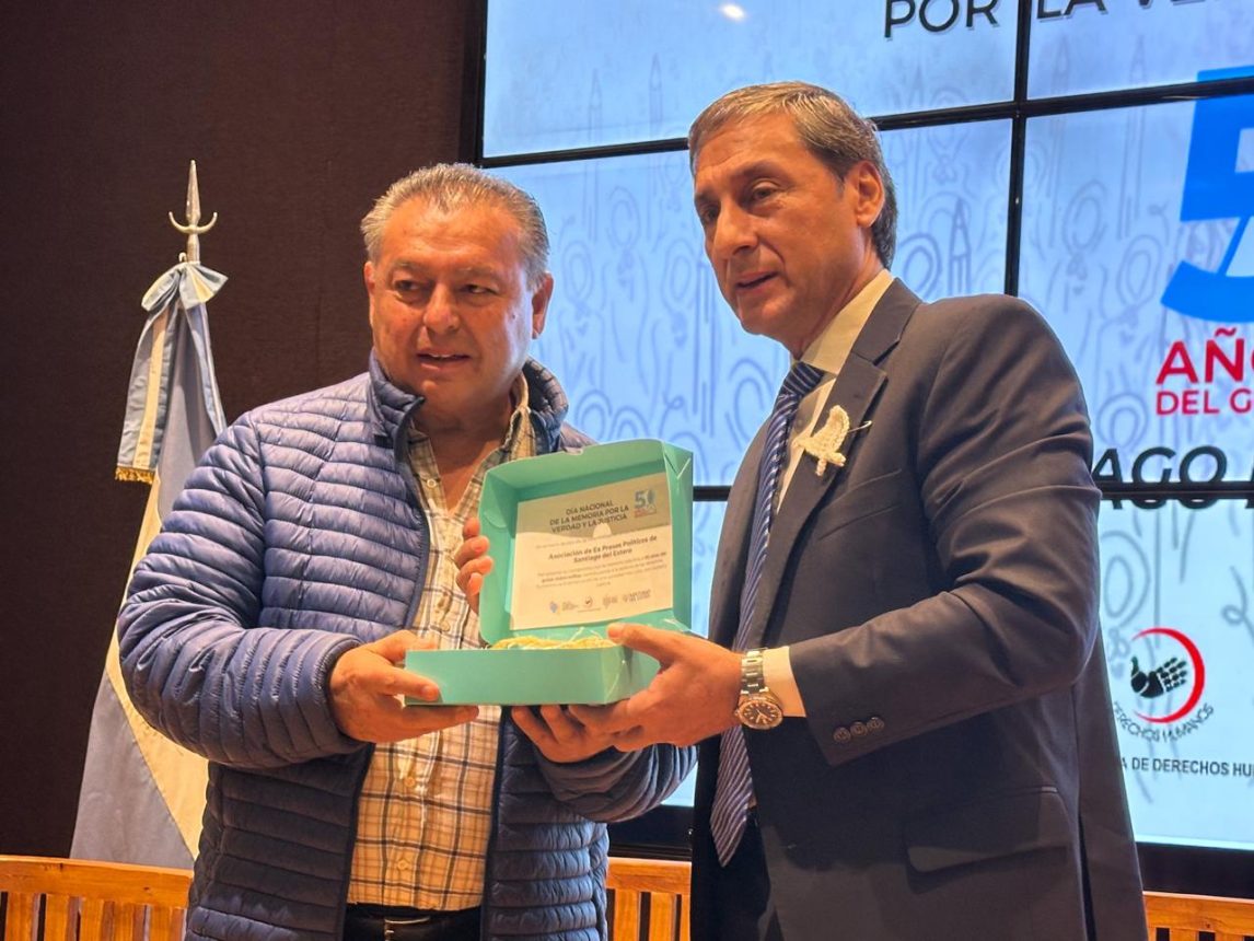 “En un tiempo donde nos quieren negar la historia, en Santiago la democracia y los DD.HH. son políticas de estado innegociables”