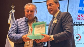 “En un tiempo donde nos quieren negar la historia, en Santiago la democracia y los DD.HH. son políticas de estado innegociables”