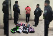 Detienen a un hombre que robó siete mochilas y quiso huir en un remís