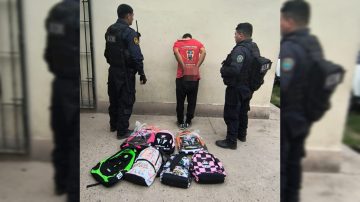 Detienen a un hombre que robó siete mochilas y quiso huir en un remís
