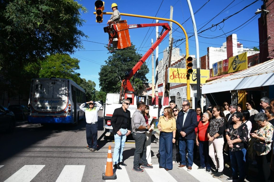 Ordenamiento vial: la Capital instaló nuevos semáforos de última generación