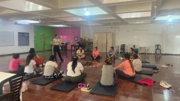 Meditación, escucha y segundas oportunidades: dos amigas llevan contención emocional al Penal de Mujeres